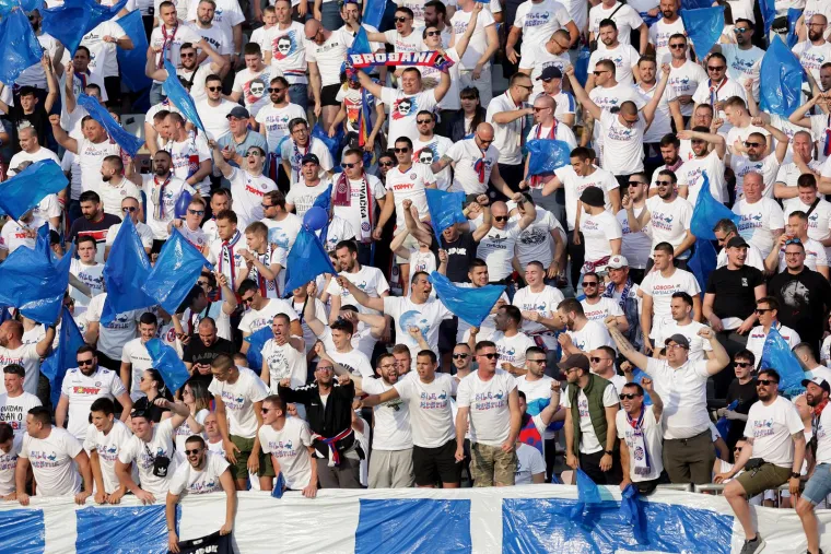 Torcida nadglasala Funcute, razvili i posebnu koregorafiju: 'Branite se ka lavi...'