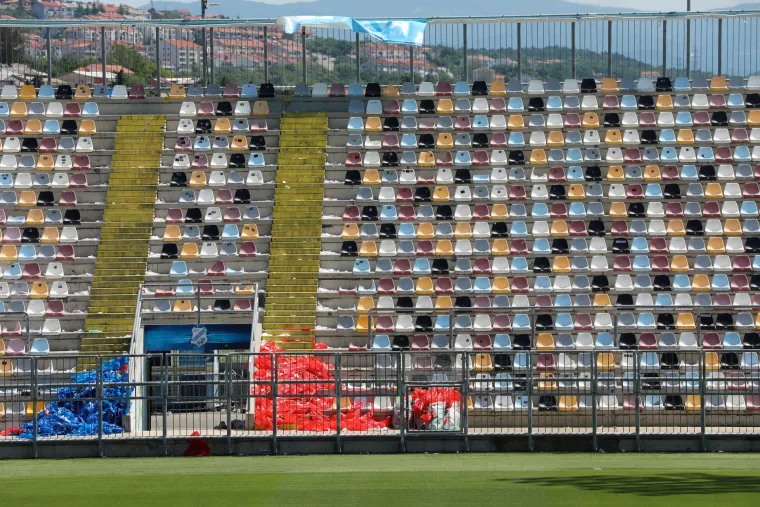 Torcida je u srijedu palila stolice na Rujevici: Evo kako riječki stadion izgleda dan nakon finala Kupa