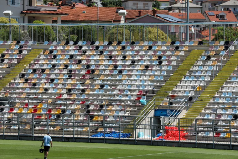 Evo kako izgleda tribina Rujevice dan nakon što je Torcida na njoj palila stolice