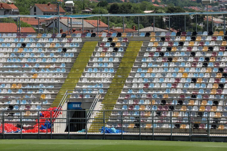 Evo kako izgleda tribina Rujevice dan nakon što je Torcida na njoj palila stolice