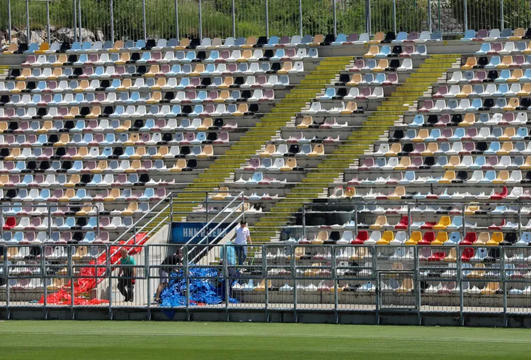 Evo kako izgleda tribina Rujevice dan nakon što je Torcida na njoj palila stolice