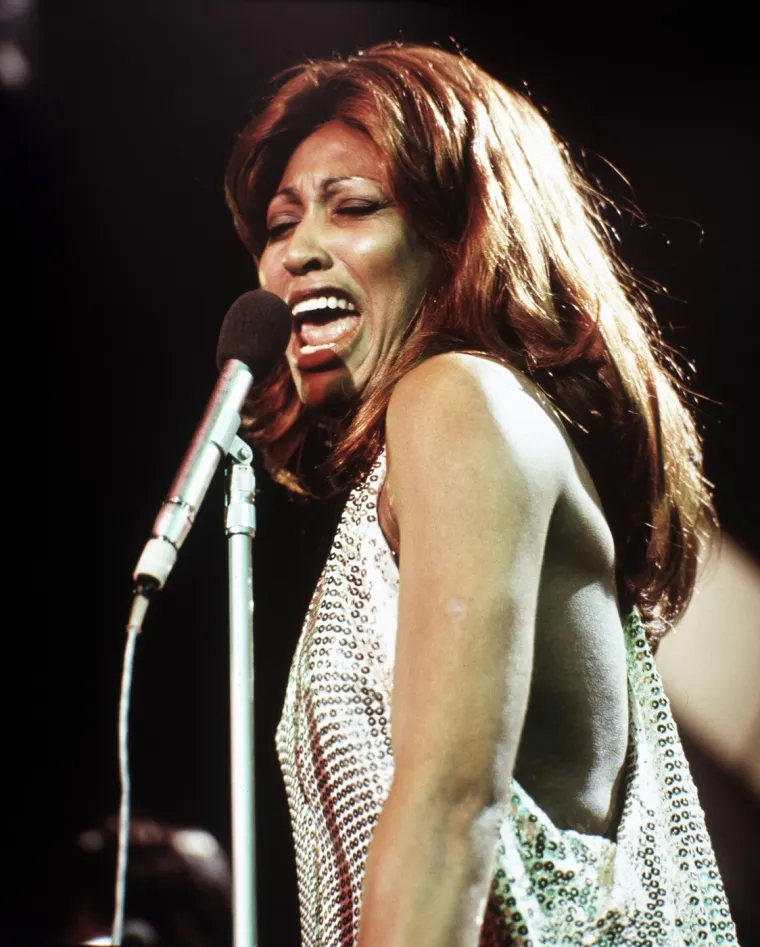 Koža, minjaci, šljokice, krzno: Pogledajte modna izdanja kraljice rocka kroz godine