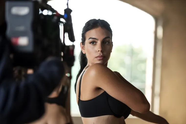 Georgina nas je frapirala zlatnom haljinom u Cannesu, a onda smo naišli na još zanosnih izdanja: Evo ih top 10