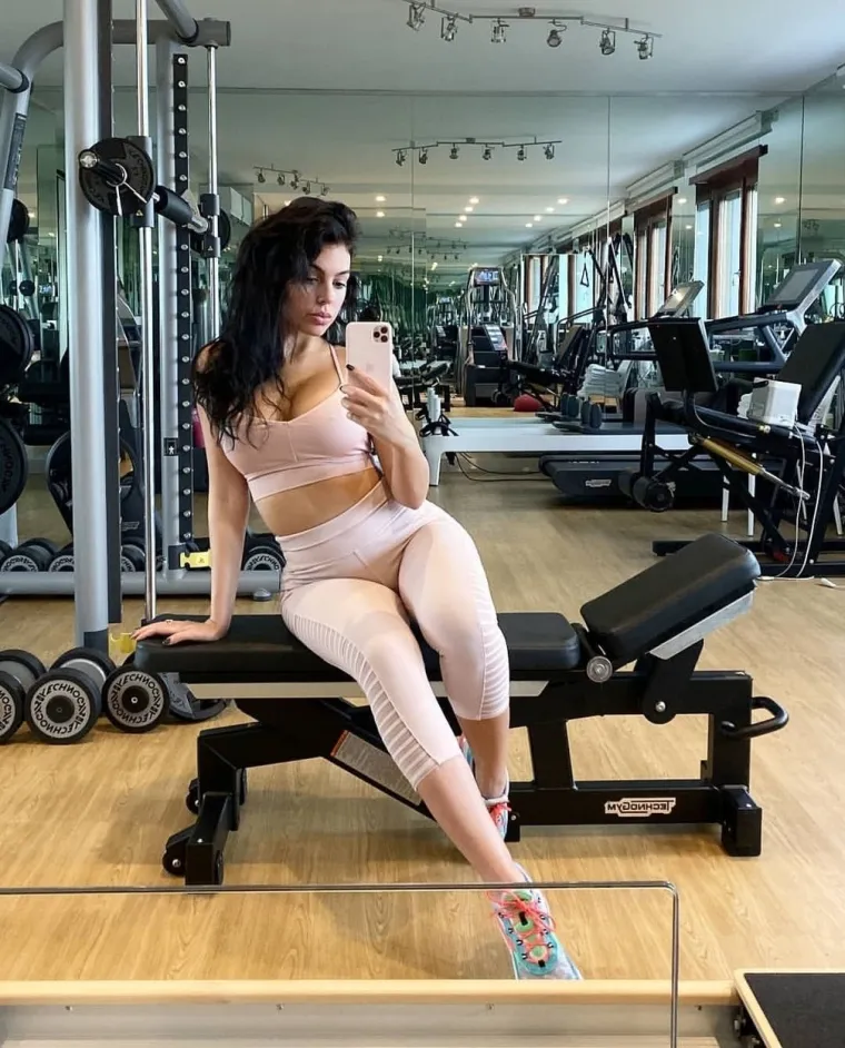 Georgina nas je frapirala zlatnom haljinom u Cannesu, a onda smo naišli na još zanosnih izdanja: Evo ih top 10