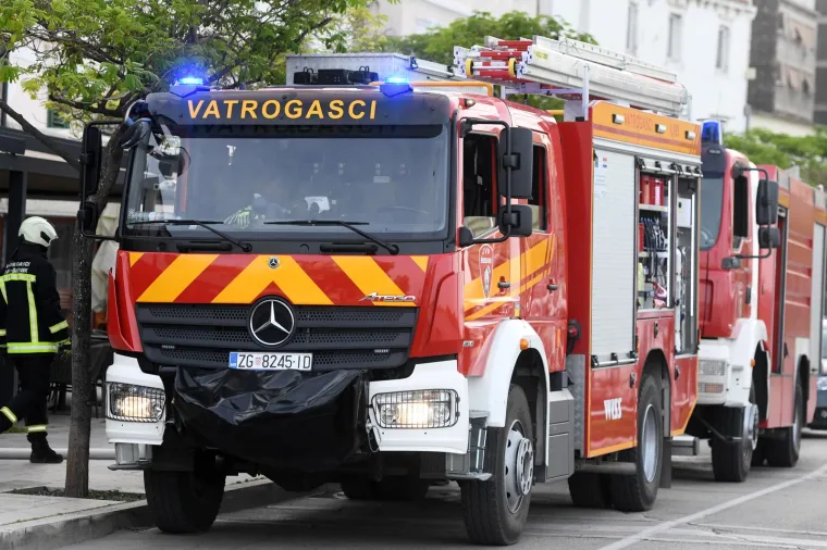 Gusti dim nad Šibenikom. Vatrogasci u centru grada gasili požar u kafiću. Planulo skladište