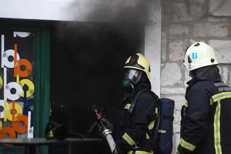 Gusti dim nad Šibenikom. Vatrogasci u centru grada gasili požar u kafiću. Planulo skladište