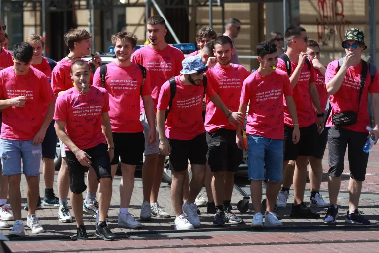 Maturantsko ludilo od Zagreba do Šibenika! Zaštitari čuvaju Manduševac, brašna ima svuda, zapaljene i baklje
