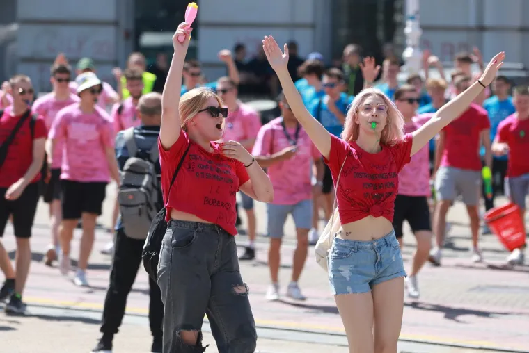 Maturantsko ludilo od Zagreba do Šibenika! Zaštitari čuvaju Manduševac, brašna ima svuda, zapaljene i baklje