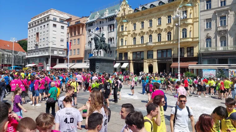 Maturantsko ludilo od Zagreba do Šibenika! Zaštitari čuvaju Manduševac, brašna ima svuda, zapaljene i baklje
