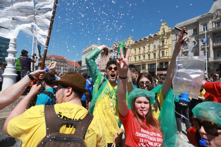 Maturantsko ludilo od Zagreba do Šibenika! Zaštitari čuvaju Manduševac, brašna ima svuda, zapaljene i baklje