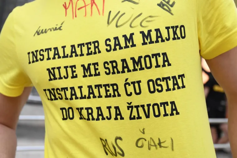 Maturantsko ludilo od Zagreba do Šibenika! Zaštitari čuvaju Manduševac, brašna ima svuda, zapaljene i baklje