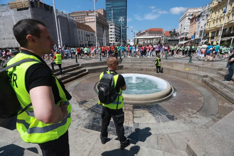 Maturantsko ludilo od Zagreba do Šibenika! Zaštitari čuvaju Manduševac, brašna ima svuda, zapaljene i baklje