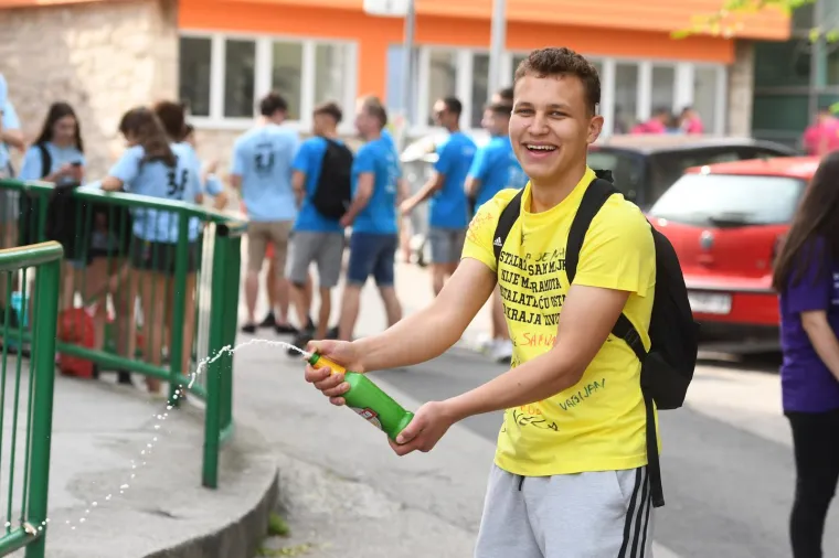 Maturantsko ludilo od Zagreba do Šibenika! Zaštitari čuvaju Manduševac, brašna ima svuda, zapaljene i baklje