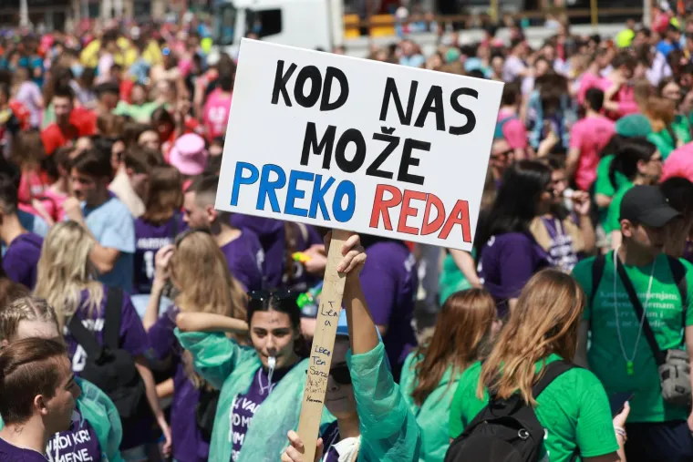 Maturantsko ludilo od Zagreba do Šibenika! Zaštitari čuvaju Manduševac, brašna ima svuda, zapaljene i baklje