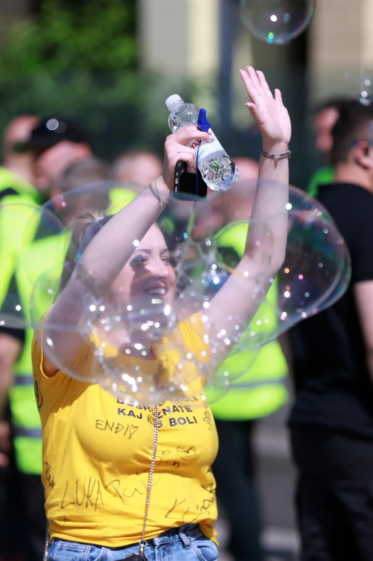 Maturantsko ludilo od Zagreba do Šibenika! Zaštitari čuvaju Manduševac, brašna ima svuda, zapaljene i baklje