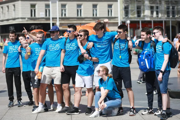 Maturantsko ludilo od Zagreba do Šibenika! Zaštitari čuvaju Manduševac, brašna ima svuda, zapaljene i baklje