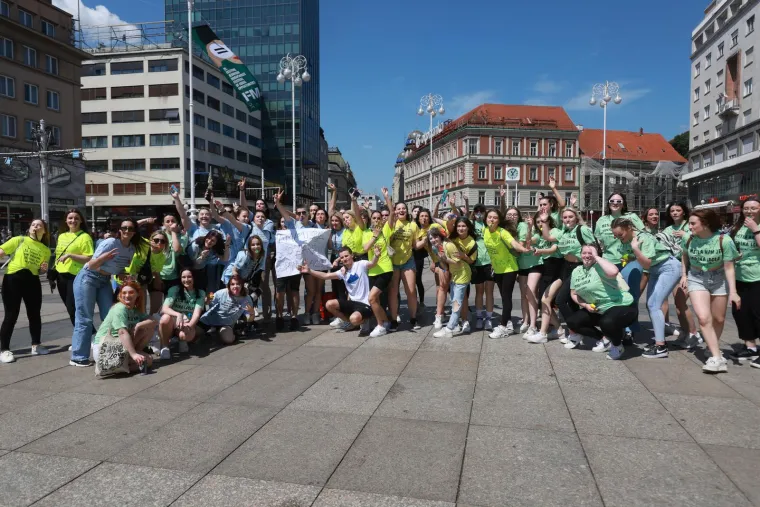Maturantsko ludilo od Zagreba do Šibenika! Zaštitari čuvaju Manduševac, brašna ima svuda, zapaljene i baklje