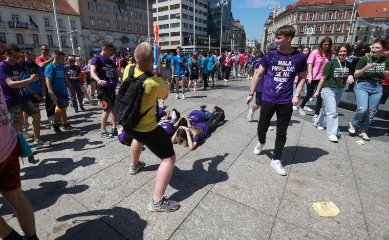 Maturantsko ludilo od Zagreba do Šibenika! Zaštitari čuvaju Manduševac, brašna ima svuda, zapaljene i baklje