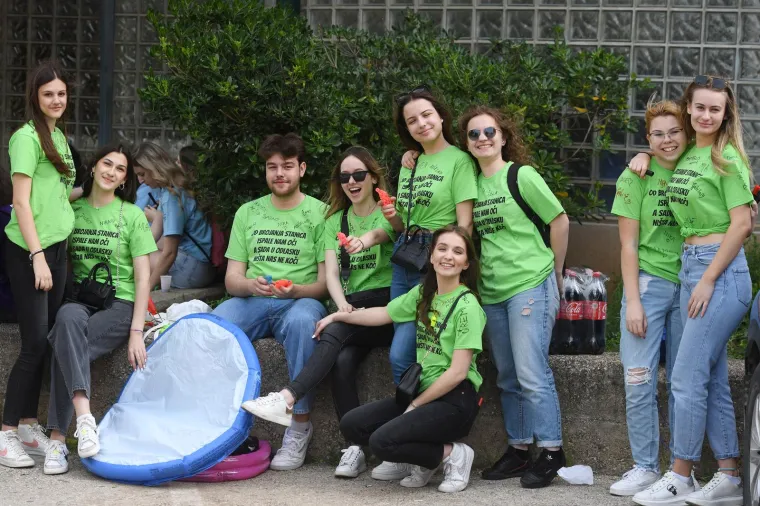 Maturantsko ludilo od Zagreba do Šibenika! Zaštitari čuvaju Manduševac, brašna ima svuda, zapaljene i baklje