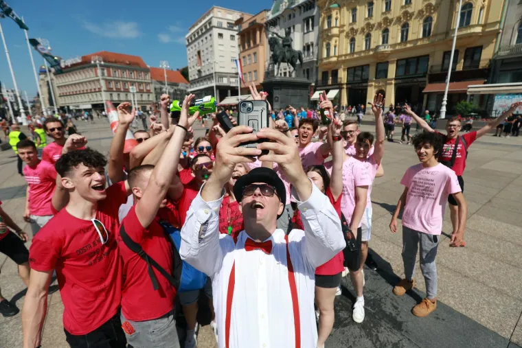 Maturantsko ludilo od Zagreba do Šibenika! Zaštitari čuvaju Manduševac, brašna ima svuda, zapaljene i baklje