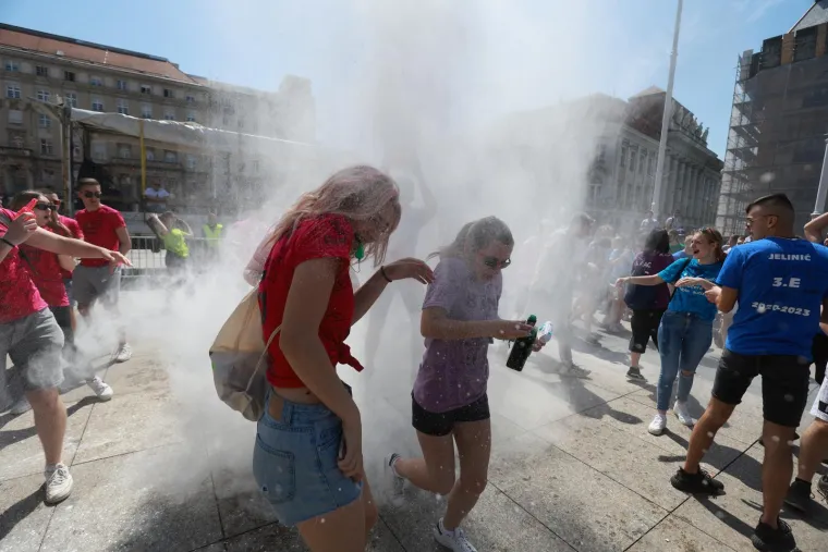 Maturantsko ludilo od Zagreba do Šibenika! Zaštitari čuvaju Manduševac, brašna ima svuda, zapaljene i baklje