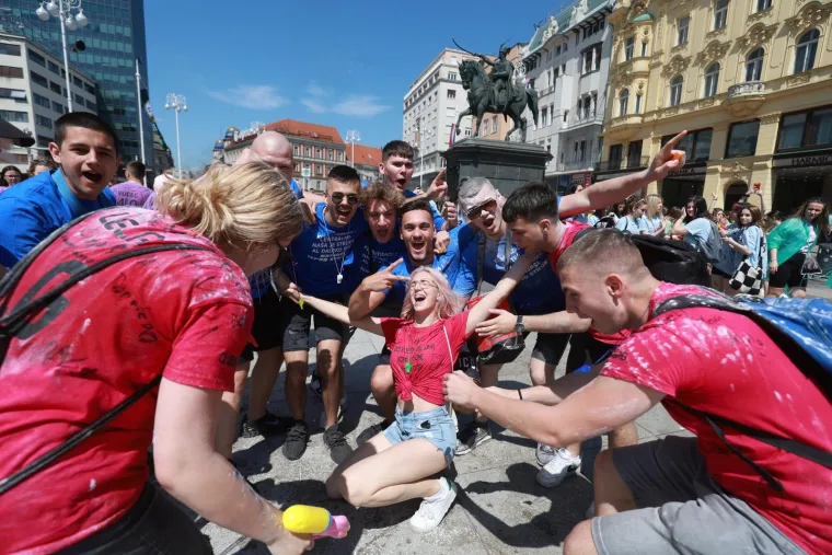Maturantsko ludilo od Zagreba do &Scaron;ibenika! Za&scaron;titari čuvaju Mandu&scaron;evac, bra&scaron;na ima svuda, zapaljene i baklje