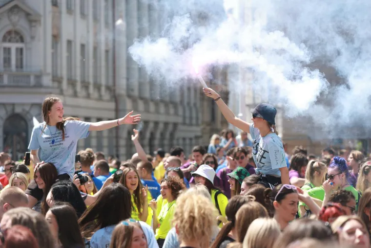 Maturantsko ludilo od Zagreba do &Scaron;ibenika! Za&scaron;titari čuvaju Mandu&scaron;evac, bra&scaron;na ima svuda, zapaljene i baklje