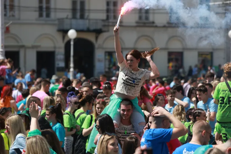 Maturantsko ludilo od Zagreba do &Scaron;ibenika! Za&scaron;titari čuvaju Mandu&scaron;evac, bra&scaron;na ima svuda, zapaljene i baklje