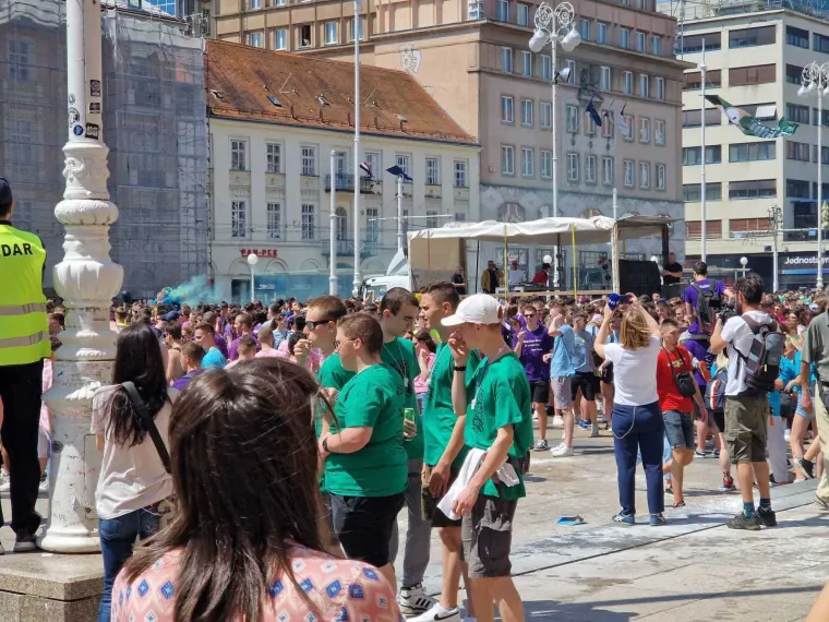Gori u Dubrovniku! Maturanti zapalili gume ispred škola: Pogledajte kako se slavi i pije diljem Hrvatske