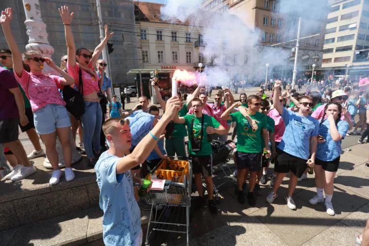 Gori u Dubrovniku! Maturanti zapalili gume ispred škola: Pogledajte kako se slavi i pije diljem Hrvatske
