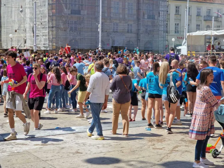 Gori u Dubrovniku! Maturanti zapalili gume ispred škola: Pogledajte kako se slavi i pije diljem Hrvatske
