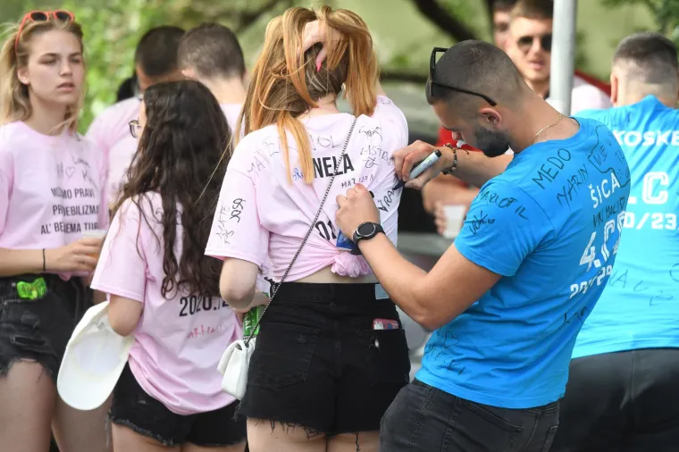 Gori u Dubrovniku! Maturanti zapalili gume ispred škola: Pogledajte kako se slavi i pije diljem Hrvatske