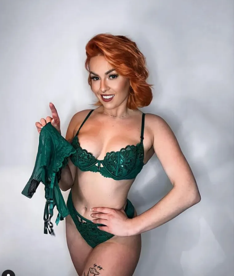 Primijetila je da mu&scaron;karci gaje emotivne osjećaje prema njoj, a &scaron;to ona želi izbjeći. 