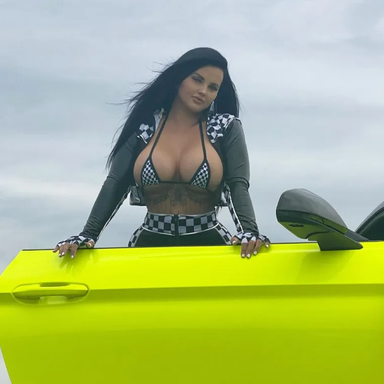 Vozila je utrke pa postala pornozvijezda, a sada se uvukla u siću&scaron;ni bikini i dovela mu&scaron;karce do ludila. Snimila je i vrući video