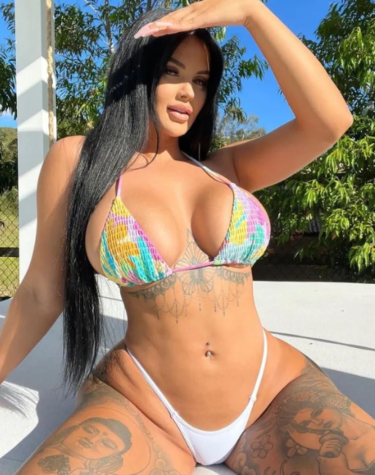 Vozila je utrke pa postala pornozvijezda, a sada se uvukla u siću&scaron;ni bikini i dovela mu&scaron;karce do ludila. Snimila je i vrući video