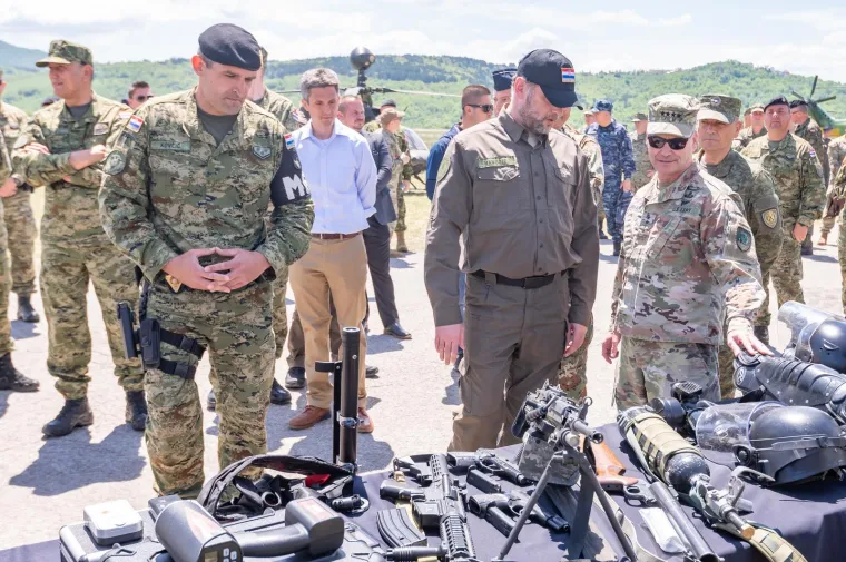 “Ove vježbe dokazale su vidljiv i kontinuirani razvoj interoperabilnosti i vrhunsku spremnost Hrvatske vojske, saveznika i partnera. I na tome vam čestitam”, kazao je Banožić.