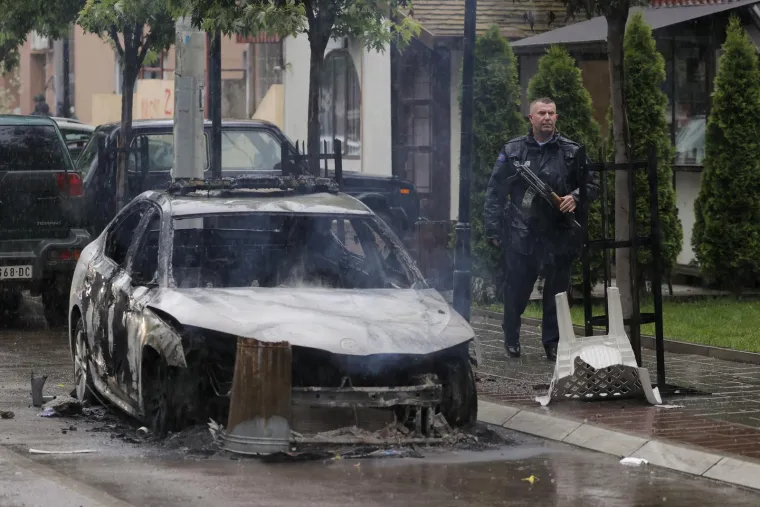 Žestoki sukobi policije i građana na sjeveru Kosova: Gorjeli automobili, desetak ozlijeđenih...