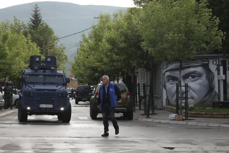 Žestoki sukobi policije i građana na sjeveru Kosova: Gorjeli automobili, desetak ozlijeđenih...