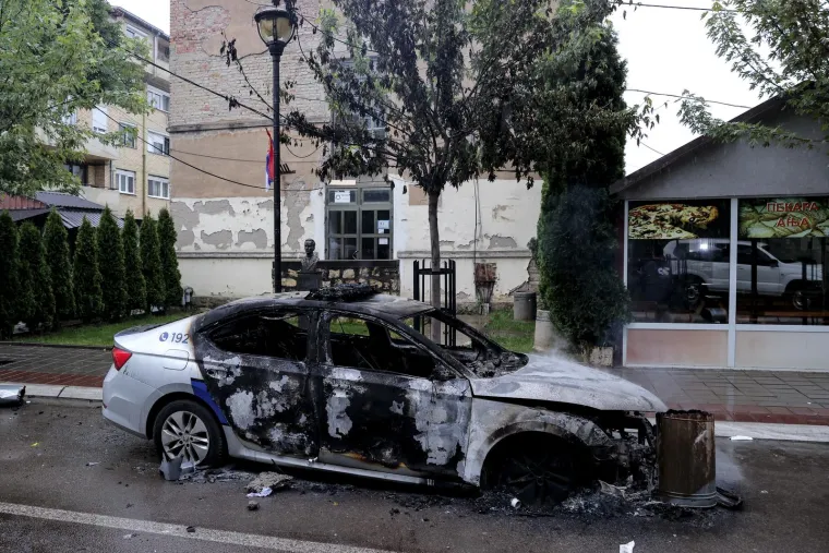 Žestoki sukobi policije i građana na sjeveru Kosova: Gorjeli automobili, desetak ozlijeđenih...