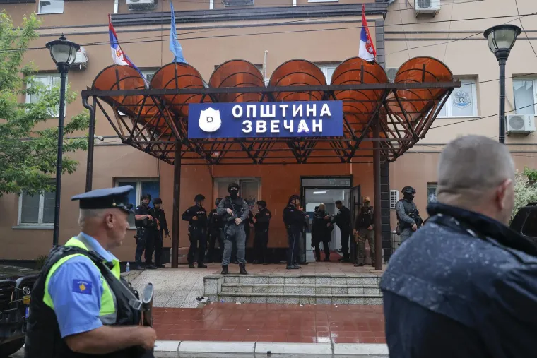 Žestoki sukobi policije i građana na sjeveru Kosova: Gorjeli automobili, desetak ozlijeđenih...