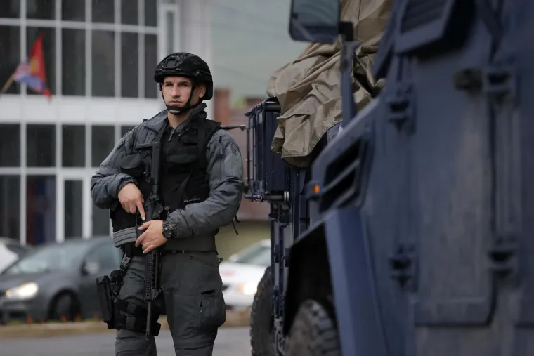 Žestoki sukobi policije i građana na sjeveru Kosova: Gorjeli automobili, desetak ozlijeđenih...