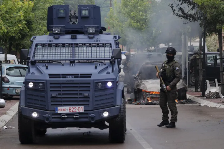 Žestoki sukobi policije i građana na sjeveru Kosova: Gorjeli automobili, desetak ozlijeđenih...