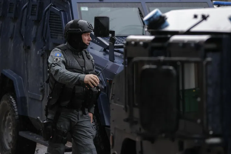 Žestoki sukobi policije i građana na sjeveru Kosova: Gorjeli automobili, desetak ozlijeđenih...