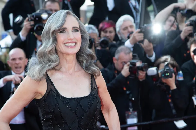 Andie MacDowell (65) ponosno pokazala sijedu kosu i zavidnu figuru, a Eva Longoria (48) zablistala u poluprozirnoj haljini