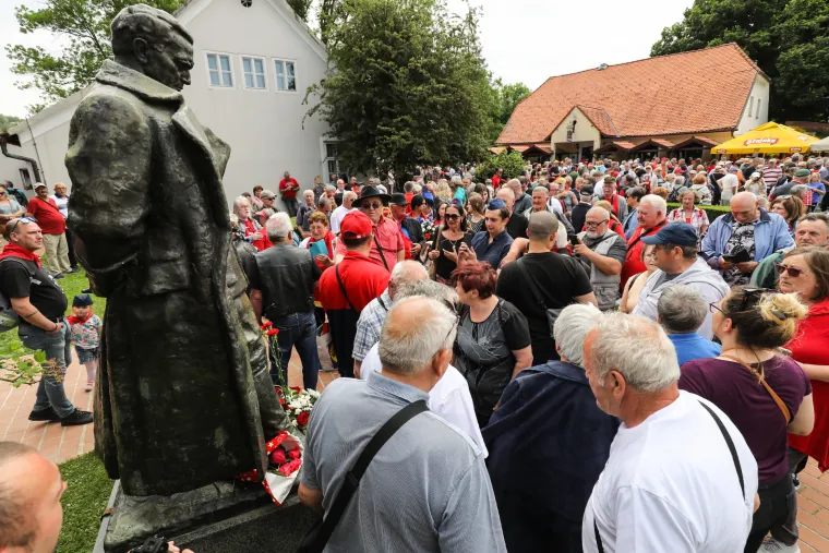 Kapice, uniforme i zastave. U Kumrovcu se slavi Dan mladosti: 'Neka nas zaobiđu svi koji imaju zle misli'