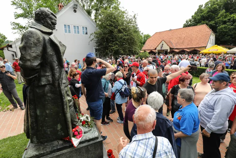 Kapice, uniforme i zastave. U Kumrovcu se slavi Dan mladosti: 'Neka nas zaobiđu svi koji imaju zle misli'