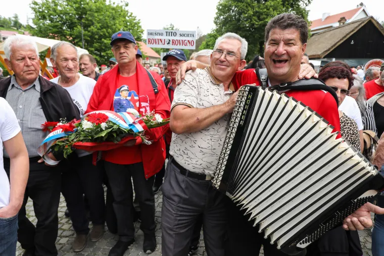 Kapice, uniforme i zastave. U Kumrovcu se slavi Dan mladosti: 'Neka nas zaobiđu svi koji imaju zle misli'