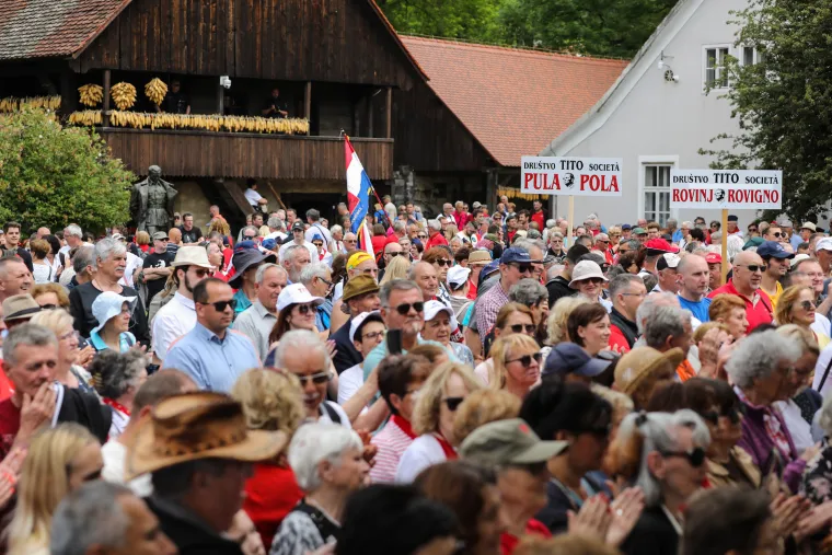 Kapice, uniforme i zastave. U Kumrovcu se slavi Dan mladosti: 'Neka nas zaobiđu svi koji imaju zle misli'