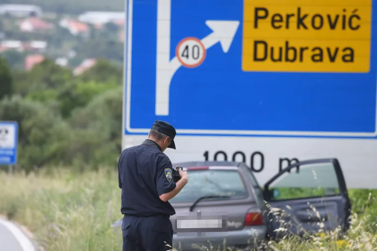 Kr&scaron; i lom u &Scaron;ibeniku: Iza&scaron;ao iz tunela, sletio s ceste pa pogodio prometni znak. Auto potpuno uni&scaron;ten