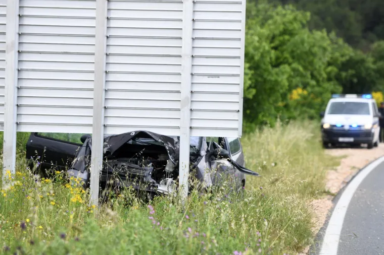 Kr&scaron; i lom u &Scaron;ibeniku: Iza&scaron;ao iz tunela, sletio s ceste pa pogodio prometni znak. Auto potpuno uni&scaron;ten